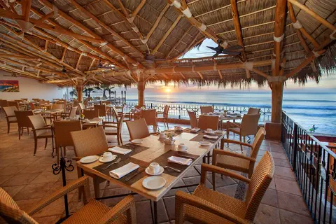 Oceanfront restaurant, 7 Seas